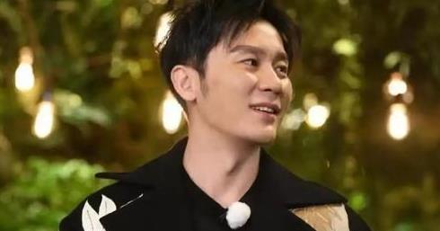 今日吃瓜男明星是谁啊,揭秘娱乐圈新瓜，这位男明星成热议话题！