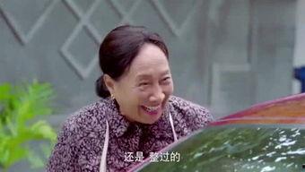 dy热门瓜帅小伙与大妈,温情瞬间引网友热议