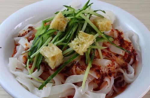 邯郸黑妮凉皮吃瓜,夏日消暑美食，吃瓜群众的夏日狂欢
