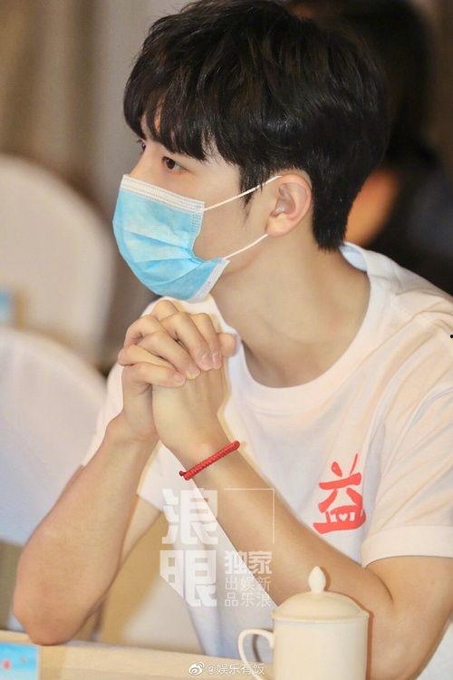 肖战正能量吃黑瓜,巧妙化解网络黑瓜风波