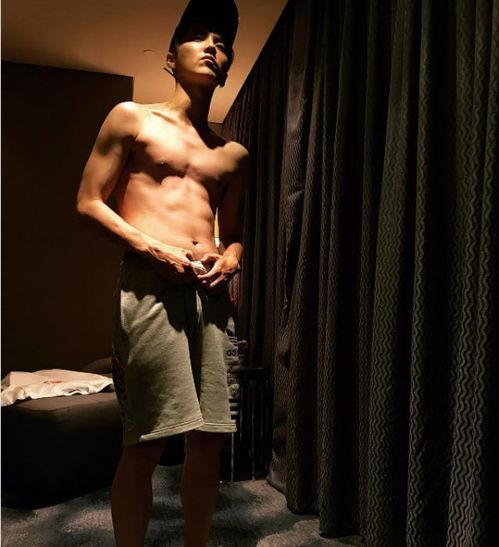 明星网红秀腹肌,明星网红秀出健身风采