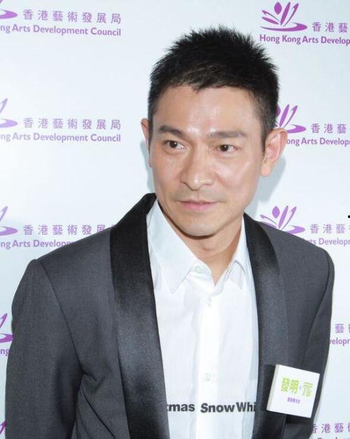 明星网红碰见刘德华,现场互动引粉丝尖叫！”